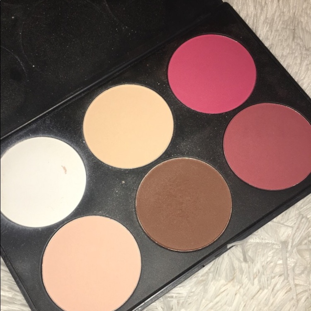 HUGE SALE‼️ BH Cosmetics Contour And Blush Palette